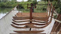 Lambung perahu dipasangi kerangka kayu agar kuat menahan ombak laut.