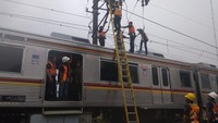 Pantauan detikcom di lokasi, Minggu (10/3/2019), terlihat sejumlah petugas berada di atas rangkaian gerbong kereta yang anjlok untuk memperbaiki jaringan listrik. Suasana di lokasi sedang hujan. (Foto: Zakia Liland/detikcom)