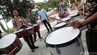 Mereka berlatih marching band di pinggir pantai, Pulau Tidung untuk mengisi waktu senggang mereka.