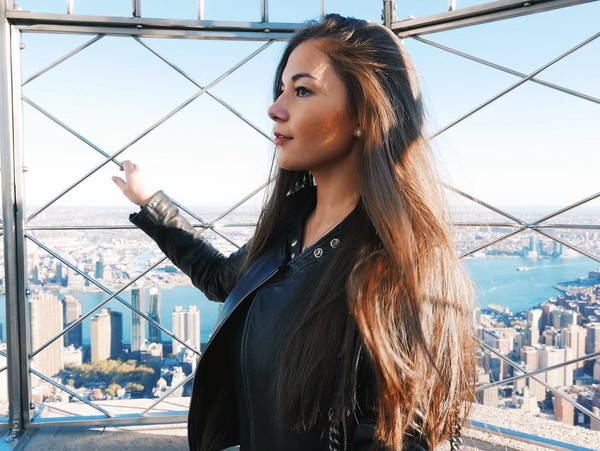 Anisha saat memandangi Kota New York dari ketinggian (Instagram/anishaik)