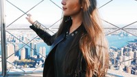 Anisha saat memandangi Kota New York dari ketinggian (Instagram/anishaik)