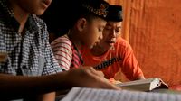 Amin saat mengajar ngaji
