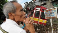 Hingga kini warga terus berdatangan untuk melihat proses evakuasi KRL.