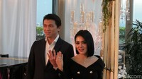 Resmi menikah, keduanya pun pamer cincin. Foto: (Dyah Paramita Saraswati/detikHOT)