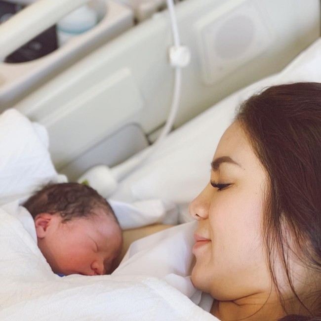 Dari samping terlihat jika Momo Geisha mempersiapkan alisnya sebelum melahirkan dan berfoto dengan sang buah hati. Foto: Instagram