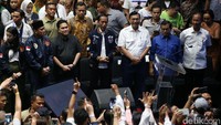 Selain Jokowi, acara itu juga dihadiri oleh Menko Kemaritiman Luhut Binsar Pandjaitan, Ketua TKN Jokowi-Maruf Erick Thohir, Wakil TKN Abdul Kadir Karding, dan Pramono Anung.