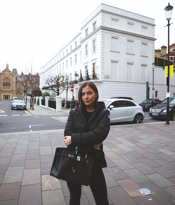 Gaya modisnya saat jalan-jalan di London (Instagram/anishaik)