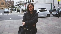 Gaya modisnya saat jalan-jalan di London (Instagram/anishaik)