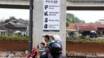 Duh... Poster dan Spanduk Caleg Bikin Kumuh Tol Becakayu