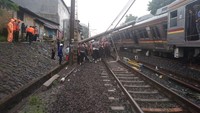 KRL relas Jatinegara-Bogor anjlok di Kebon Pedes, Bogor pagi tadi. Hingga saat ini proses evakuasi masih dilakukan oleh petugas di lokasi (Foto: Zakia Liland/detikcom)