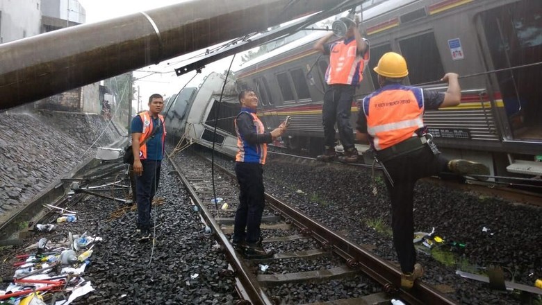 KRL Jakarta-Bogor Terguling, Bima Arya: Informasinya Ada Kabel Terjuntai KRL Jakarta-Bogor Terguling, Bima Arya: Informasinya Ada Kabel Terjuntai