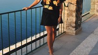 Anisha tampaknya lebih suka liburan ke pantai ya. Dia pun terkesima dengan panorama di Capri, Italia ini (Instagram/anishaik)