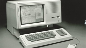 Lisa. Sebelum ada komputer Apple pertama yang dirilis pada 1984, Apple memperkenalkan Lisa pada 1983. Sayangnya, komputer yang diberi nama dari putri pertama Steve Jobs ini dianggap mahal dan performanya lambat sehingga tidak menarik minat konsumen. Foto: via Brainberries