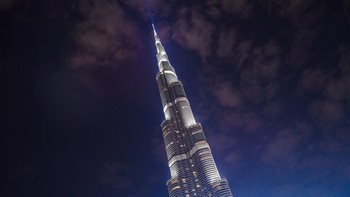 Burj Khalifa yang sebelumnya bernama Burj Dubai, adalah sebuah pencakar langit di Dubai, Uni Emirat Arab yang diresmikan pembukaannya pada 4 Januari 2010. Ketinggian pencakar langit ini adalah 828 meter. Foto: via Brainberries