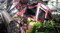Bagian depan KRL yang anjlok ini terlihat hancur. Masinis sendiri selamat namun belum bisa diajak bicara karena sedang dalam perawatan di RS Salak. (Foto: Zakia Liland/detikcom)