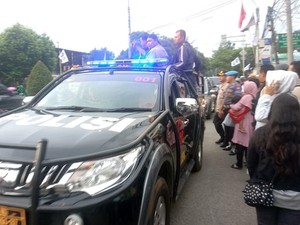 Penumpang KRL Bogor di Stasiun Depok Lama Diangkut Mobil Polisi