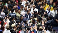 Kedatangan Jokowi disambut para milenial. Mereka meneriakkan nama Jokowi.