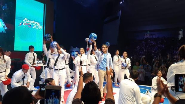 Heboh! Aksi Dance Sandiaga Bertopeng & Tendang Bola ke Milenial Jabar