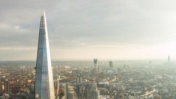 The Shard merupakan bangunan tertinggi di Eropa yang terletak di Inggris. The Shard diresmikan sebagai bangunan tertinggi di Eropa pada tanggal 5 Juli 2012 dengan pertunjukan laser di London, Inggris. Bangunan ini punya tinggi 310 meter dan dirancang oleh Renzo Piano. Foto: via Brainberries