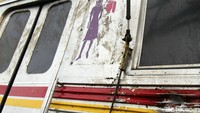Gerbong yang terguling adalah dua gerbong khusus perempuan dan satu gerbong campur di belakangnya. 