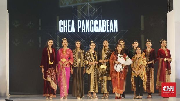 Koleksi terbaru Ghea Panggabean untuk Jogja Fashion Festival 2019 dari songket Palembang.