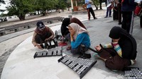 Tak ada jarak bagi mereka meskipun berasal dari kelas dan usia yang berbeda. Mereka tetap terus berlatih dengan semangat untuk menggapai kesukseskan bersama.