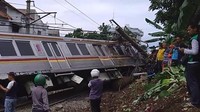 Pembaca detikcom bernama Lia Setiawan berada di dekat lokasi kejadian dan mengirim foto ke pasangmata.com, Minggu (10/3/2019). Dia mengatakan gerbong 1 dan 2 terguling.