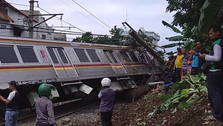 Image result for image KRL Anjlok dan Terguling di Bogor, 6 Orang Terluka