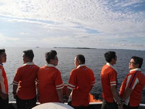 Demi Gaet Nasabah, Staf Bank Ini Terjang Ombak ke Pulau Terpencil