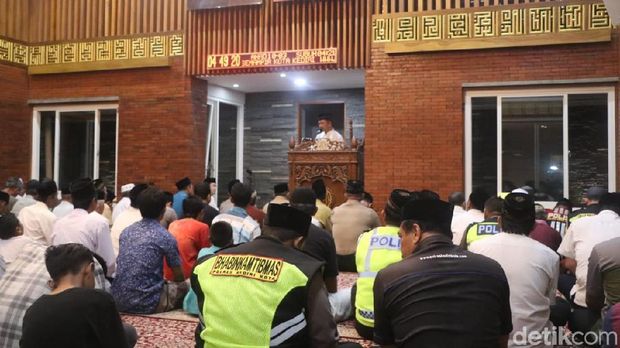 Polresta Kediri jamaah salat subuh/