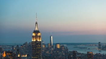 Empire State Building adalah sebuah pencakar langit berlantai 102 yang terletak di Midtown Manhattan, New York City, di persimpangan Fifth Avenue dan West 34th Street. Gedung ini memiliki tinggi puncak 381 meter. Jika menggabungkan menara antenanya, tinggi gedung ini mencapai 443,2 m. Namanya diambil dari julukan New York, yaitu Empire State. Foto: via Brainberries