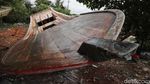 Mengintip Pembuatan Perahu di Pulau Harapan
