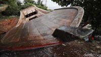Sebuah perahu yang hampir rampung pengerjaannya terlihat pesisir pantai di Pulau Harapan, Kepulauan Seribu beberapa waktu lalu.