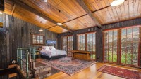 Di lantai atas, tingkat mezzanine ada kamar tidur utama, serta kamar mandi dalam dan balkon dengan pemandangan pedesaan. Istimewa/Nine.