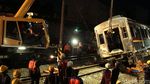 Begini Proses Evakuasi KRL Anjlok dengan Crane yang Ditarget Selesai Malam ini