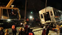 Secara perlahan-lahan Crane mengangkat gerbong KRL.