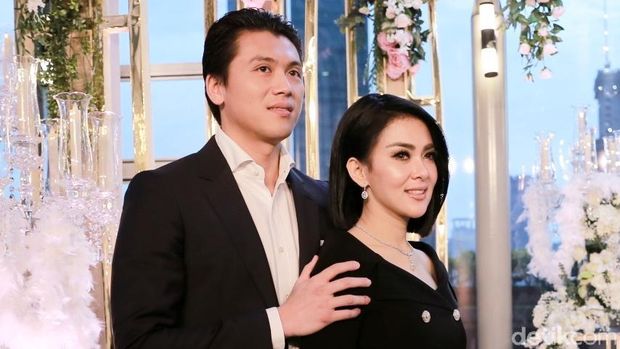 Syahrini dan Reino Barack / 