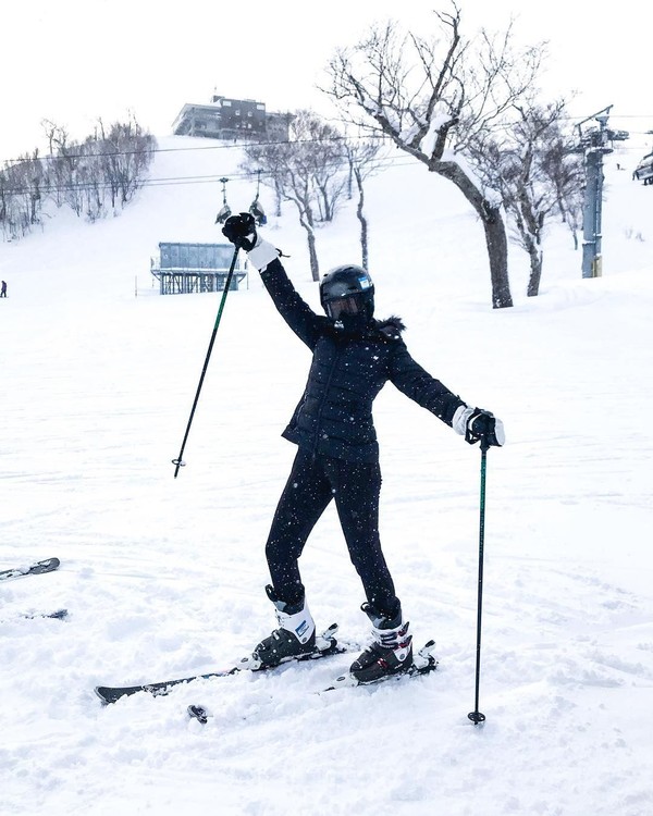 Anisha yang kegirangan main ski di Hokkaido, Jepang (Instagram/anishaik)