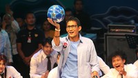 Sandiaga sempat membubuhkan tanda tangan di bola sepak yang dia pegang, lalu ia menendangnya kepada para peserta. Sontak peserta yang tertuju bola itu berebut. Istimewa/Endah Dwi Ekowati.