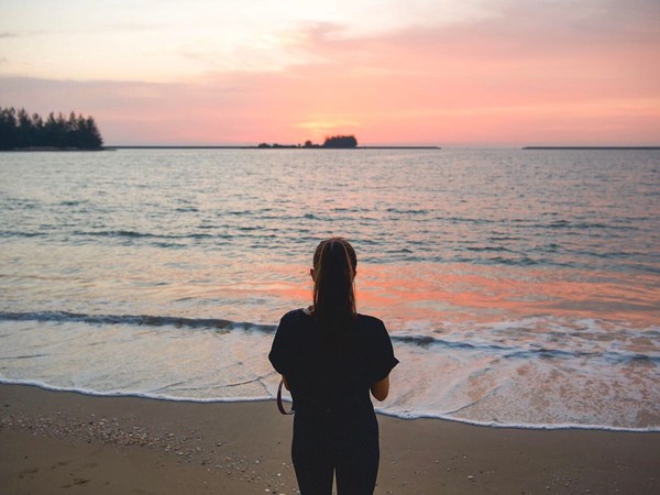 Anisha saat memandangi sunset di salah satu pantai di Brunei (Instagram/anishaik)