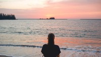 Anisha saat memandangi sunset di salah satu pantai di Brunei (Instagram/anishaik)