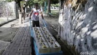 Seorang warga berkeliling untuk berjualan air bersih di Pulau Harapan, Kepulauan Seribu beberapa waktu lalu.