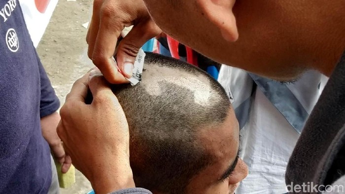 Buktikan Loyalitas, Relawan Jokowi di Kendari Cukur Angka 1