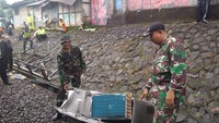 Salah satu bagian dari gerbong KRL terlihat lepas. Petugas pun berupaya memindahkan bagian dari gerbong yang terlepas itu. (Foto: Zakia Liland/detikcom)