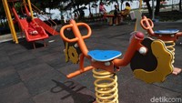 Selain sepakbola, berbagai macam arena bermain juga bisa dinikmati di RPTRA tersebut.
