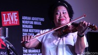 Acara itu juga diramaikan oleh penampilan grup musik NonaRia.