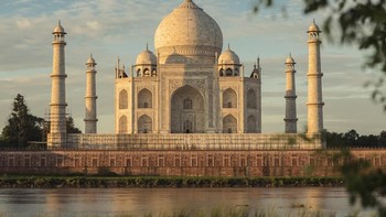 Taj Mahal adalah sebuah monumen yang terletak di Agra, India. Dibangun atas keinginan Kaisar Mughal Shah Jahan, sebagai kenangan untuk istri yang paling dicintainya Arjumand Banu Begum, atau dikenal Mumtaz Mahal. Taj Mahal merupakan sebuah adi karya dari arsitektur Mughal. Foto: via Brainberries