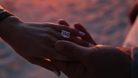Penampakan cincin tunangan Rp 14,2 miliar milik Jennifer Lopez dari Alex Rodriguez. Foto: Jennifer Lopez dan Alex Rodriguez (dok. Instagram)
