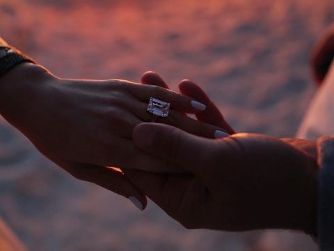 Melihat Cincin Tunangan Jennifer Lopez Bertahta Berlian Melihat Cincin Tunangan Jennifer Lopez Bertahta Berlian