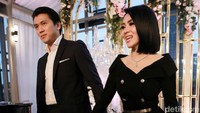 Syahrini dan Reino Barack menggelar preskon di Grand Hyatt, Jakarta soal pernikahannya. Foto: (Hanif Hawari/detikHOT)